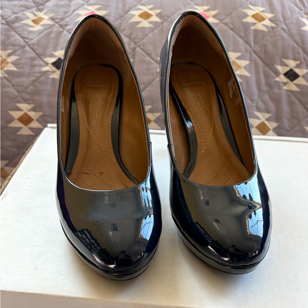 Clarks Women's Black Patent Leather Round-Toe Pumps